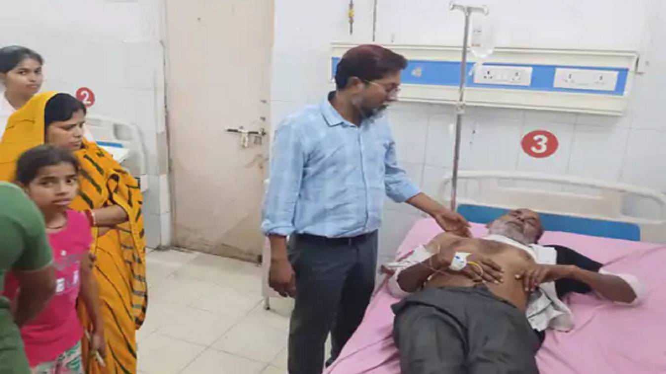 वाराणसी में दाढ़ी बनवा रहे बुजुर्ग पर कैंची से किया गया हमला, जिला चिकित्सालय में कराया गया भर्ती