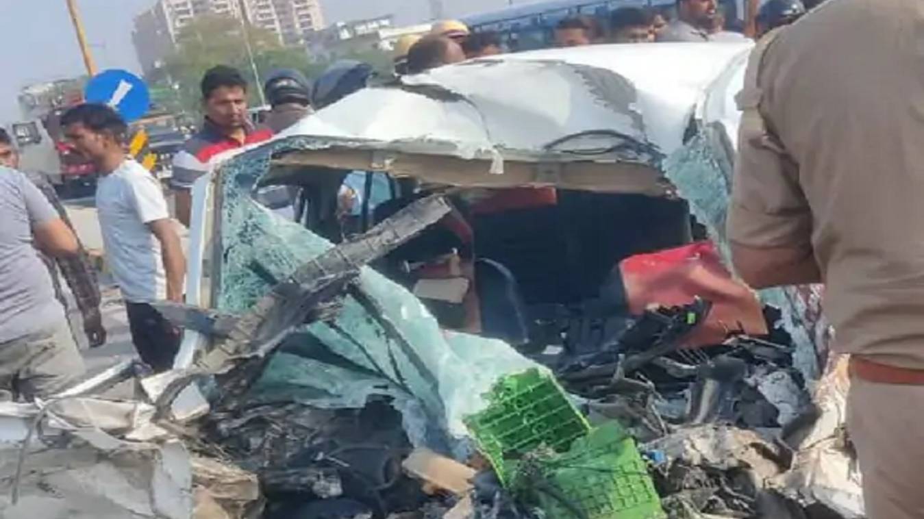 कानपुर में भीषण हादसे से कार के उड़े परखच्चे, दो महिलाओं समेत तीन की मौत, दो घायल
