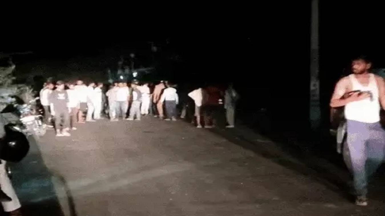 सारनाथ में तेज रफ्तार चार पहिया वाहन के टक्कर से महिला की मौत, ग्रामीणों ने किया हंगामा-चक्काजाम 