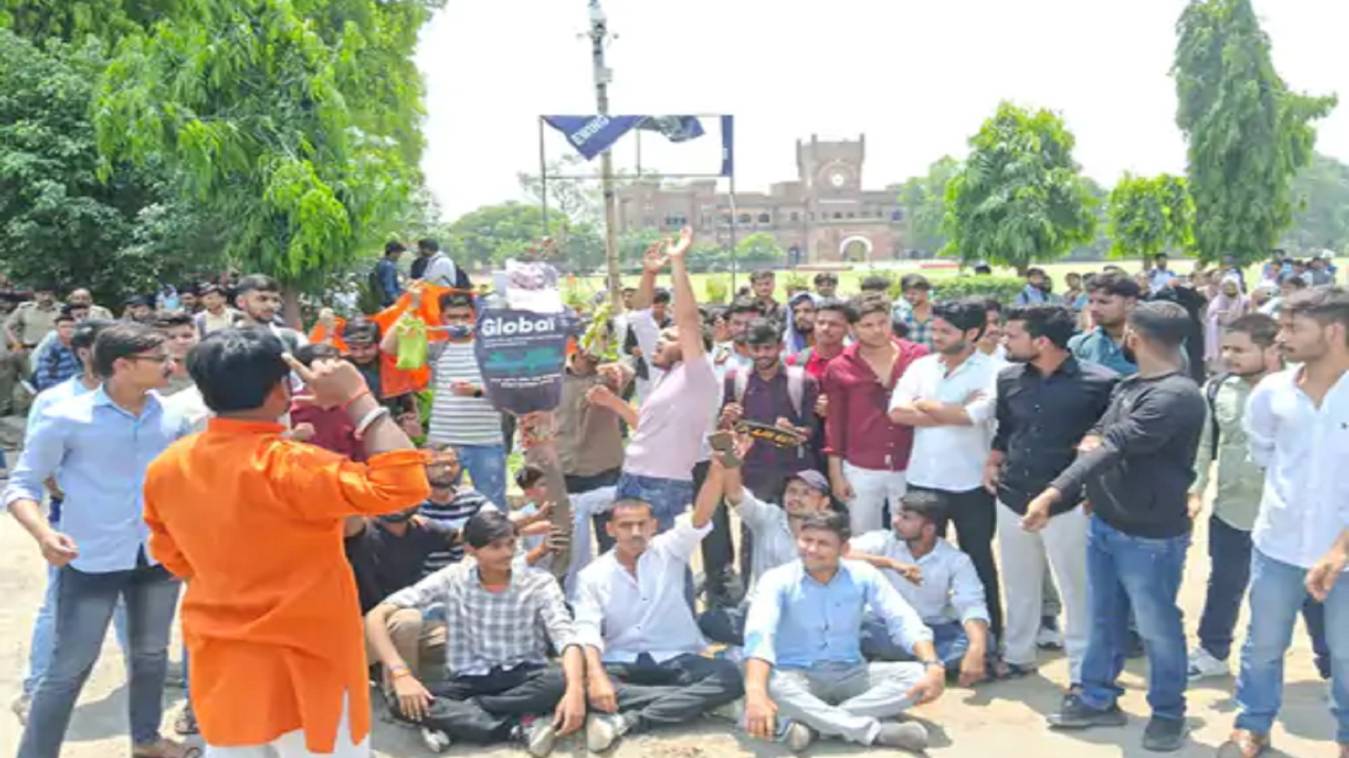  प्रयागराज में तैराकी सीख रहे ट्रेनर की यमुना नदी में डूबने से मौत, छात्रों ने कोच के खिलाफ की नारेबाजी 