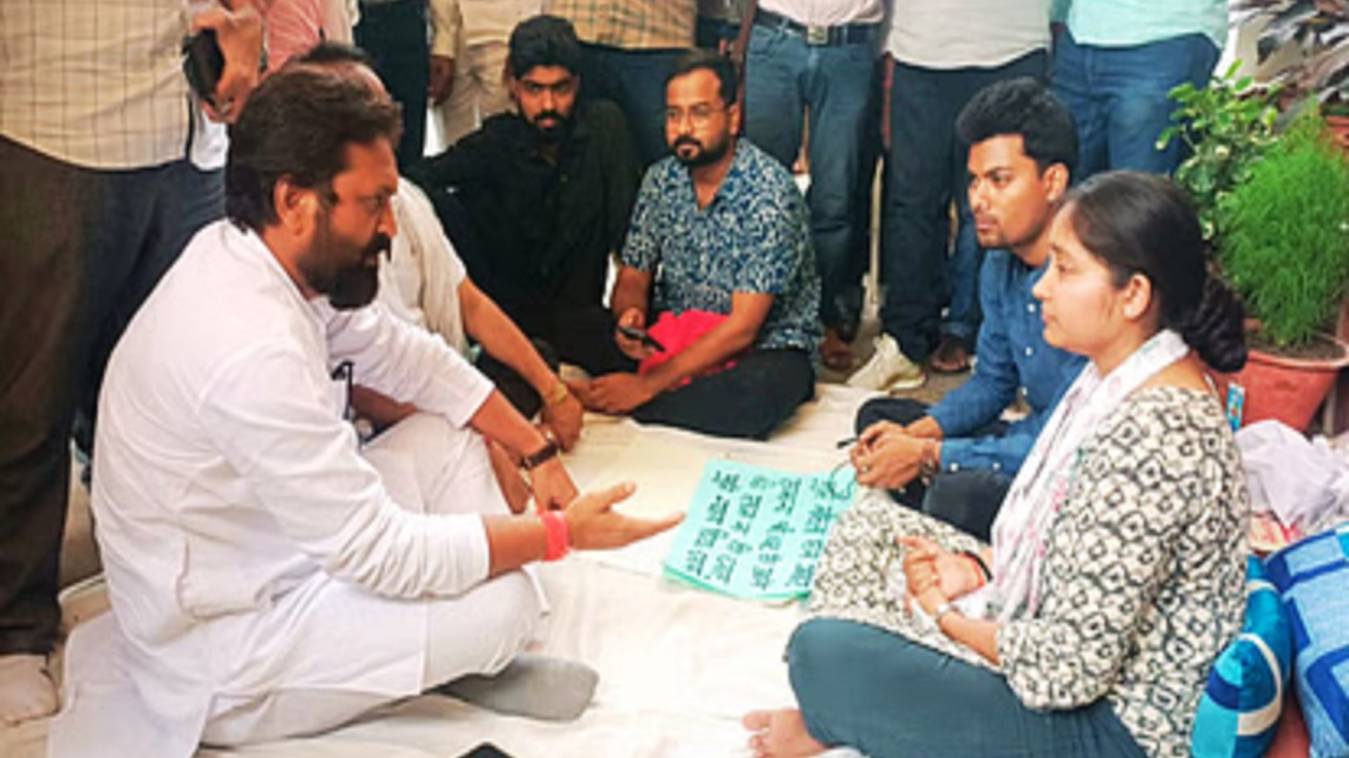 बीएचयू में पीएचडी प्रवेश के लिए अब धरने पर बैठी छात्रा, EWS प्रमाण-पत्र को लेकर विश्वविद्यालय पर लगाया आरोप, करणी सेना ने किया समर्थन