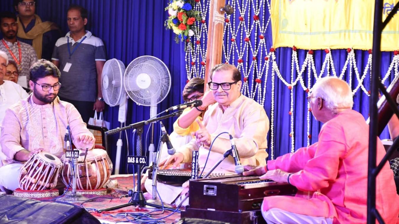 पं अजय चक्रवर्ती के गायन से भक्तिमय हुआ हनुमत दरबार 