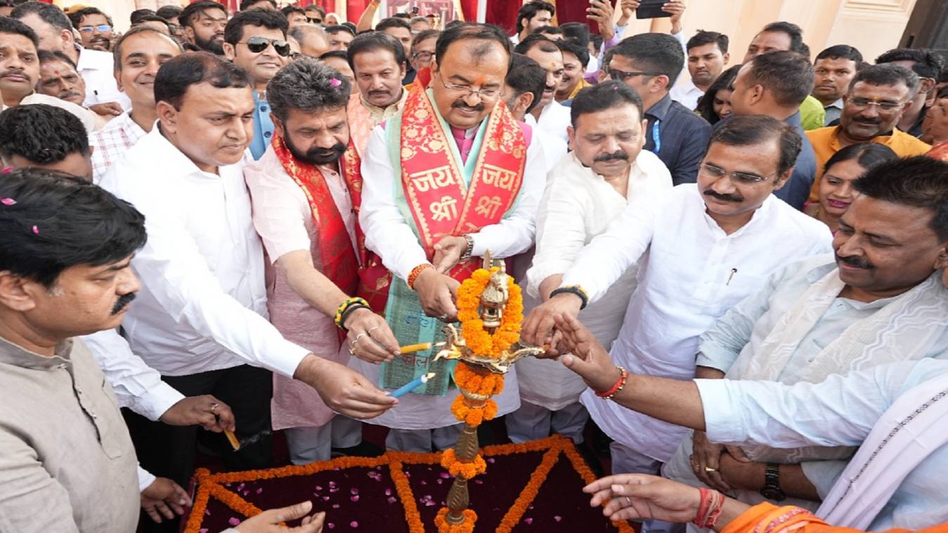 डिप्टी सीएम ने अखिलेश और कांग्रेस पर साधा निशाना, बोले- अखिलेश 2027 में सत्ताधीश बनने का देख रहे हैं सपना, गांधी परिवार की गुलाम बन गई है कांग्रेस