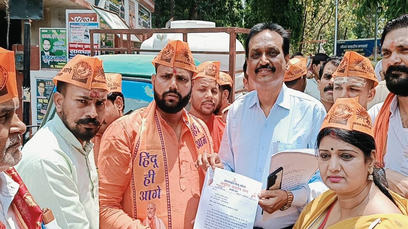 वाराणसी जिला मुख्यालय पर बजरंग दल ने बंगाल में हो रही हिंसा के खिलाफ की नारेबाजी, राष्ट्रपति को संबोधित पत्र मजिस्ट्रेट को सौंपा