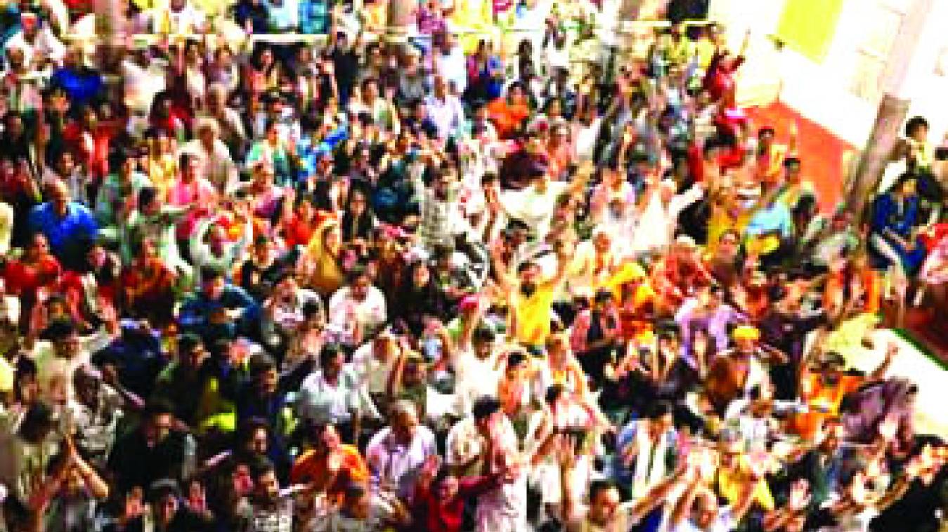 रंगी सारी गुलाबी चुनरिया रे... और झूम उठे श्रोता