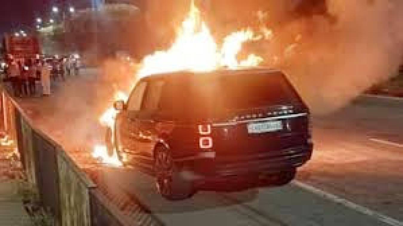 बरातियों से भरी कार पेड़ से टकराई, आग लगने से पांच लोग झुलसे