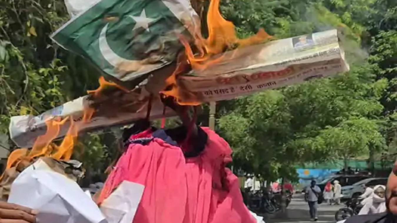 वाराणसी जिला मुख्यालय पर लगे पाकिस्तान मुर्दाबाद के नारे, अधिवक्ताओं ने फूंका पुतला, झंडे को चप्पल से पीटा