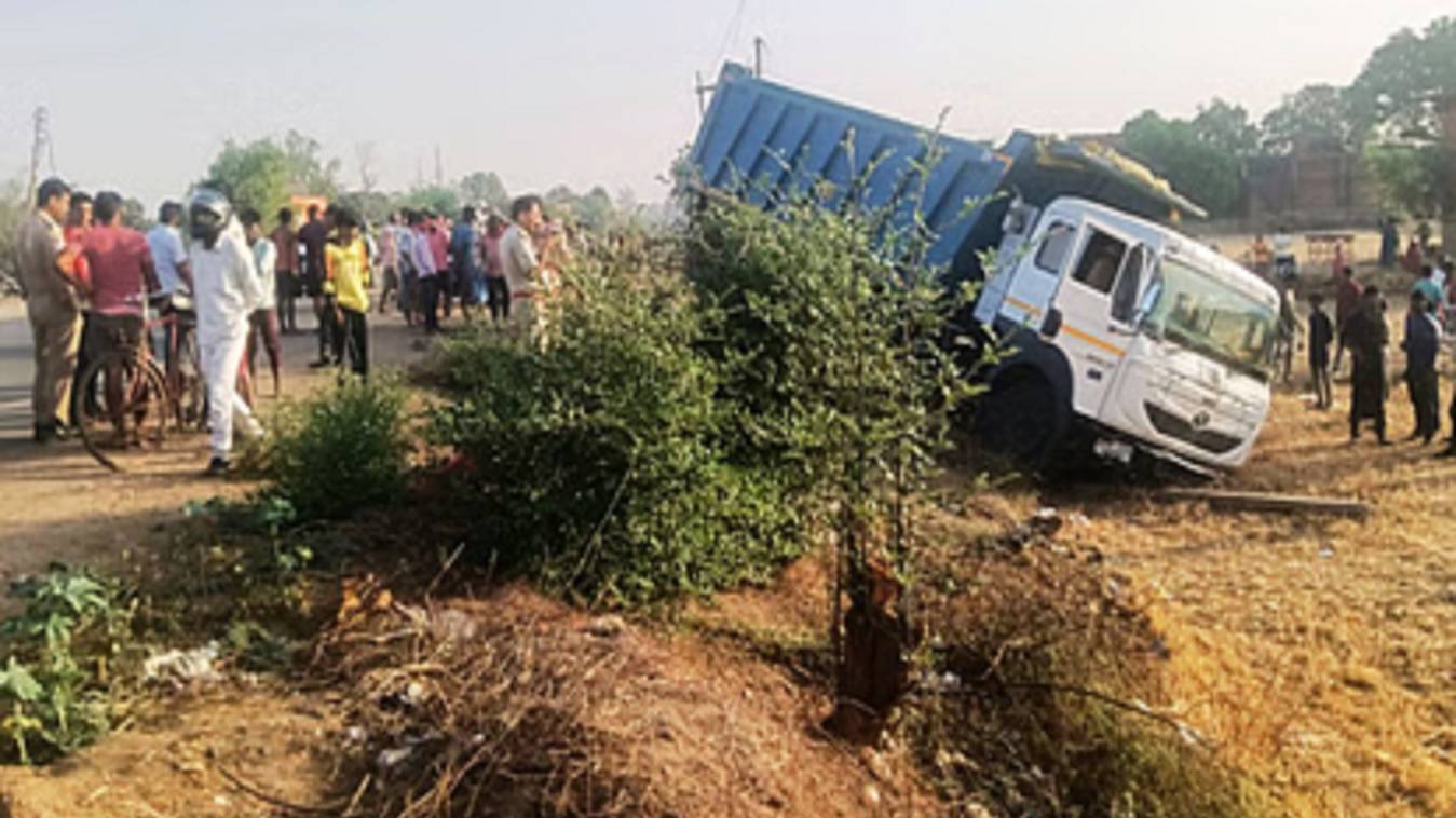  सोनभद्र में दिल दहला देने वाला हादसा, हाइवा के टक्कर से साइकिल सवार की मौत, दो टुकड़ों में बंटी लाश 