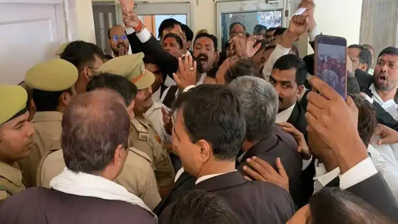 वाराणसी में अधिवक्ता पुत्र की गोली मारकर हत्या, आक्रोशित वकीलों ने किया विरोध-प्रदर्शन, आरोपितों के खिलाफ सख्त कार्रवाई की मांग