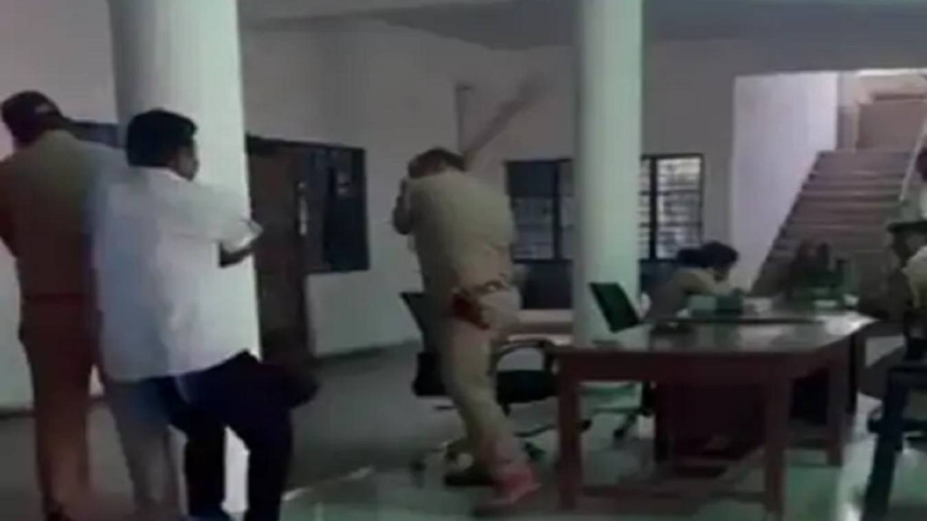 जौनपुर में थाना प्रभारी ने युवक को खंभे से बांधकर बेल्ट और कुर्सी से की  पिटाई, वीडियो हुआ वायरल