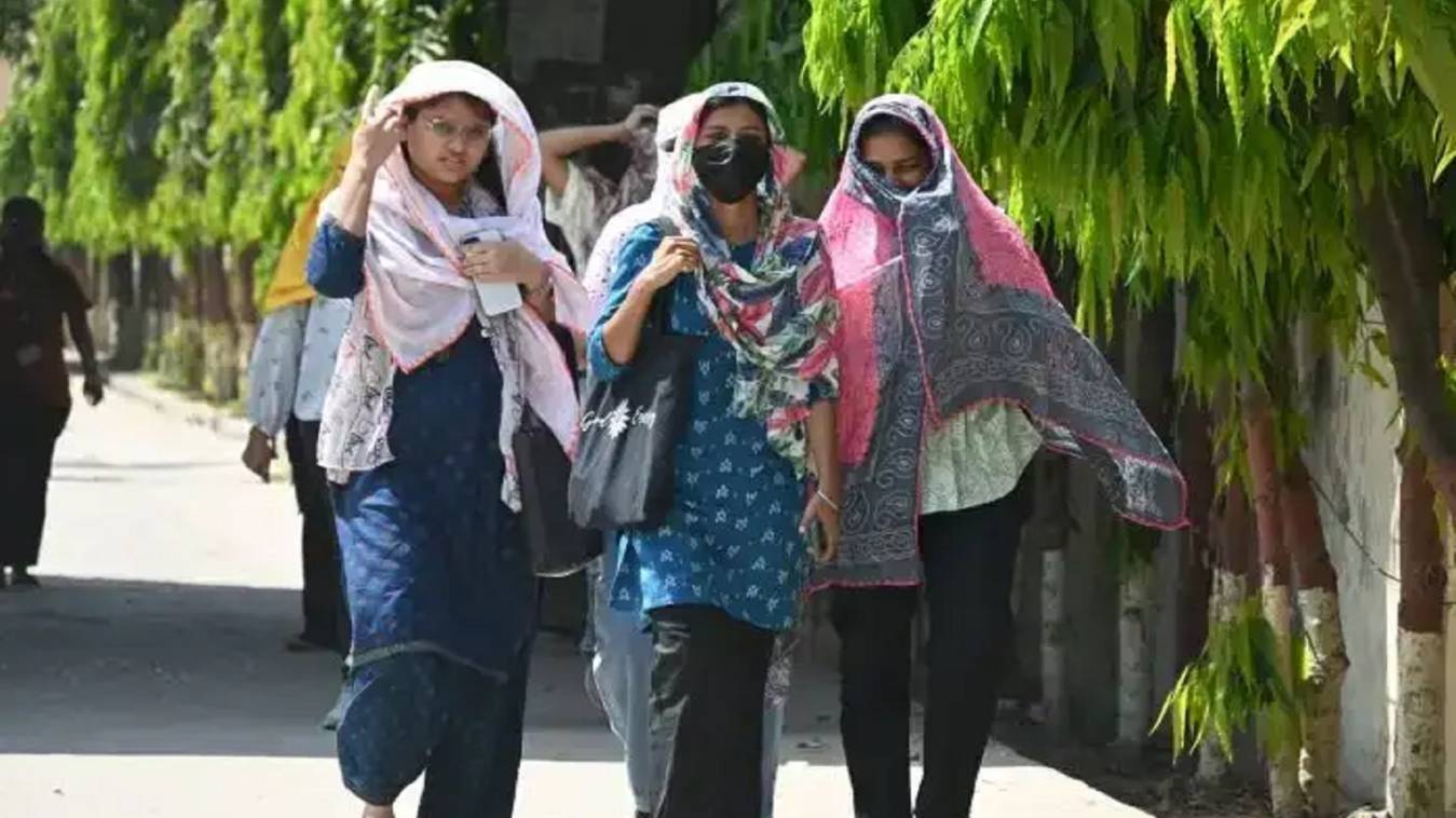 वाराणसी सहित 36 जिलों में हीटवेव का अलर्ट, तापमान 42 डिग्री पार,  प्रचंड गर्मी से परेशान हुए लोग