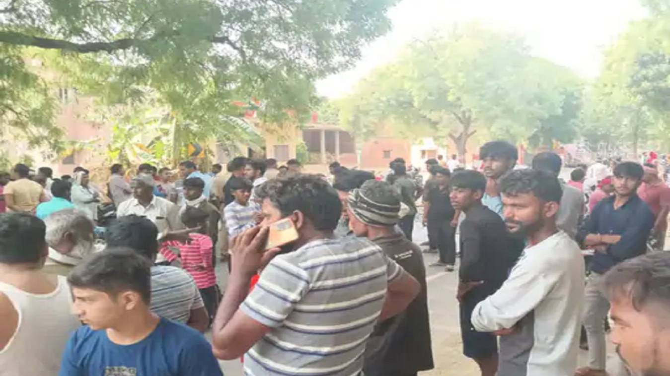  वाराणसी में डंपर की टक्कर से बाइक सवार की मौत, परिजनों ने लगाया जाम