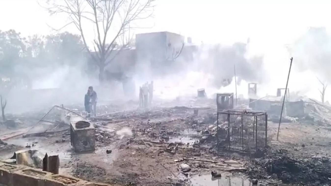 लखनऊ के फैजुल्लागंज में लगी भीषण आग, सिलेंडर ब्लास्ट से 62 झुग्गी-झोपड़ियां जलकर खाक