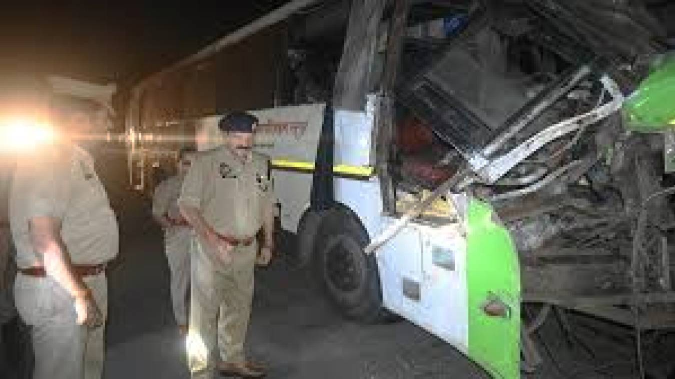 तेज रफ्तार बस ट्रक से टकराई, दो की मौत, 22 लोग घायल