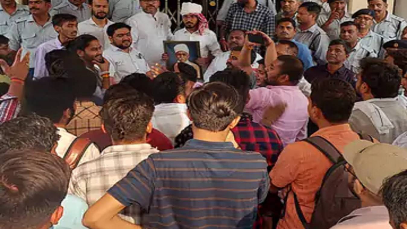 बीएचयू में छात्रों ने किया विरोध प्रदर्शन, छात्रों ने PHD एडमिशन में अनियमितता का लगाया आरोप