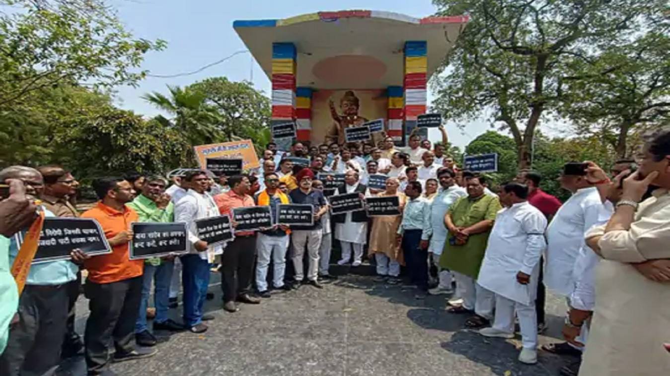  अखिलेश यादव के साथ बाबा साहेब की आधी तस्वीर पर भड़की भाजपा, वाराणसी में अंबेडकर चौराहे पर किया प्रदर्शन, कहा-अंबेडकर का अपमान नहीं सहेंगे ... 