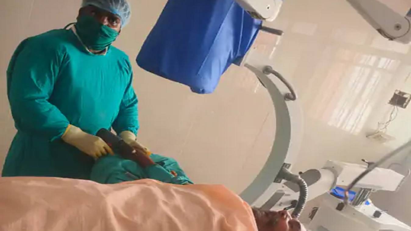  Varanasi:  सीएचसी दुर्गाकुंड में सीआर्म मशीन से सफल हुई सर्जरी