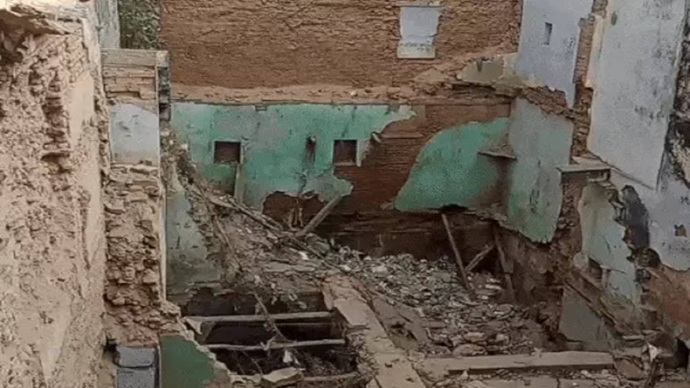 Varanasi: कपिलेश्वर गली में दो मंजिला मकान गिरने मचा हड़कंप, बाल-बाल बचीं पार्षद कनक लता मिश्रा