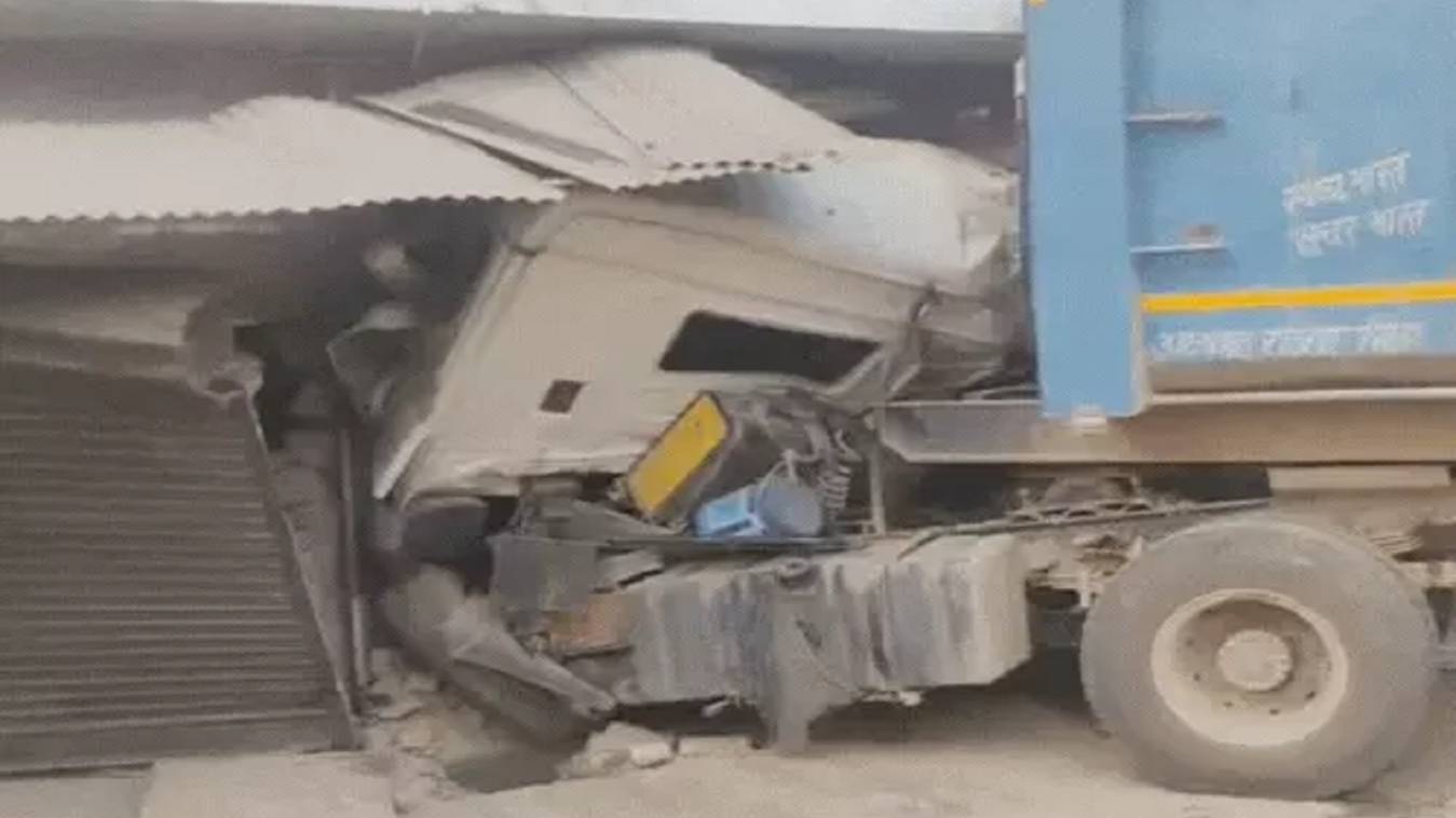 विदेश से लौटे पति को लेने जा रही पत्नी की मौत, डंपर से बोलेरो की टक्कर में 2 की मौत 5 घायल