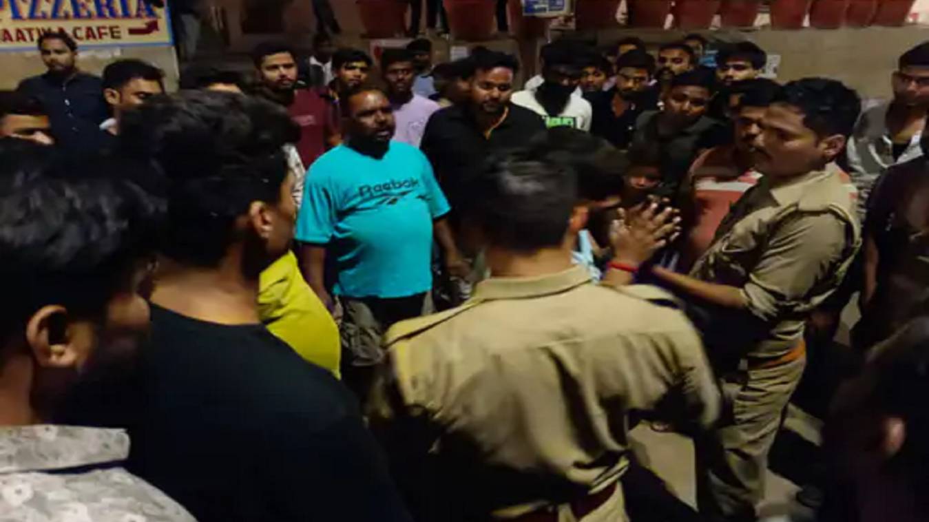 वाराणसी के गंगा महल घाट पर दो पक्षों में मारपीट, एक युवक जख्मी, सीसीटीवी फुटेज खंगाल रही पुलिस