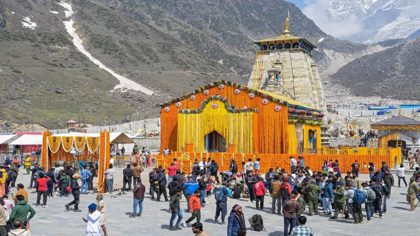  केदारनाथ धाम के कपाट खुले, पहले दिन 15 हजार पहुंचे श्रद्धाल ; हेलिकॉप्टर से हुई पुष्प वर्षा, 108 क्विंटल फूलों से सजा धाम