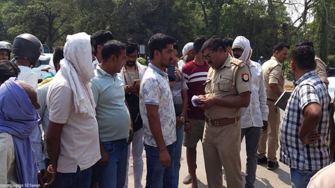 तेज रफ्तार डंपर ने छात्रा को कुचला मौके पर हुई दर्दनाक मौत, भाई घायल 