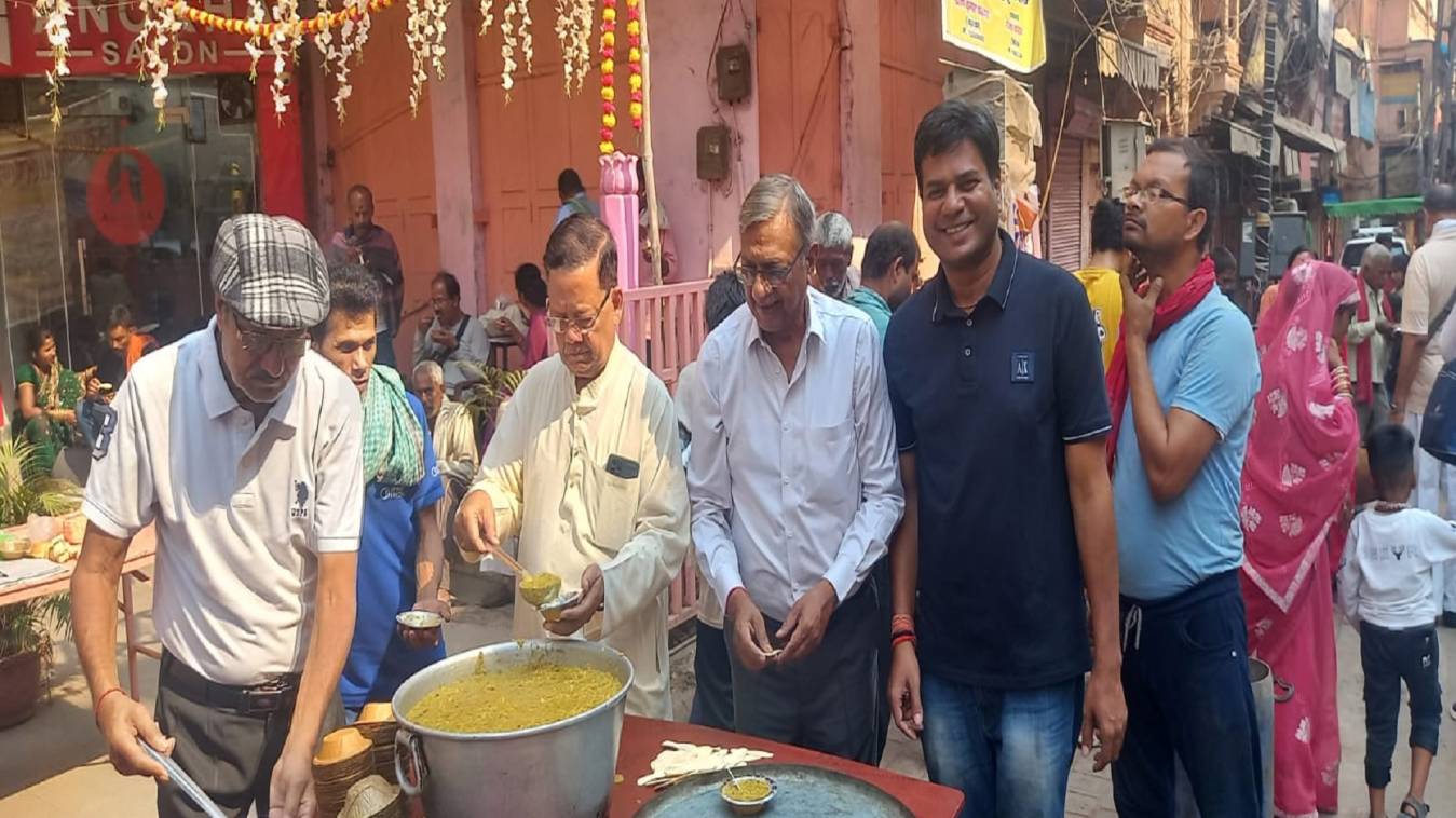 संकल्प अन्नक्षेत्र की सेवा भावना : संकटमोचन को भोग लगाकर श्रद्धालुओं में बांटा गया खिचड़ी प्रसाद