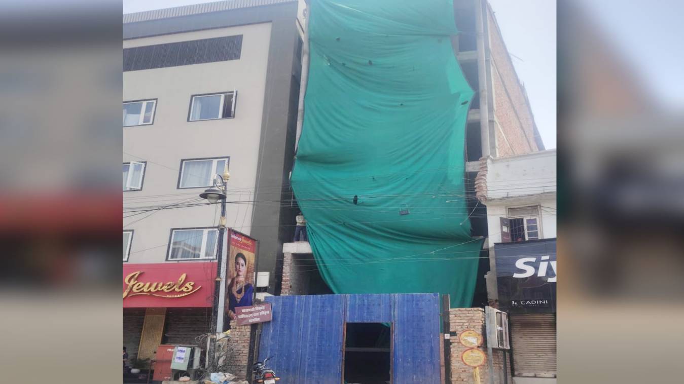 वीसी, ज़ोनल, बिल्डर बाबू सबको एक-एक फ्लैट !