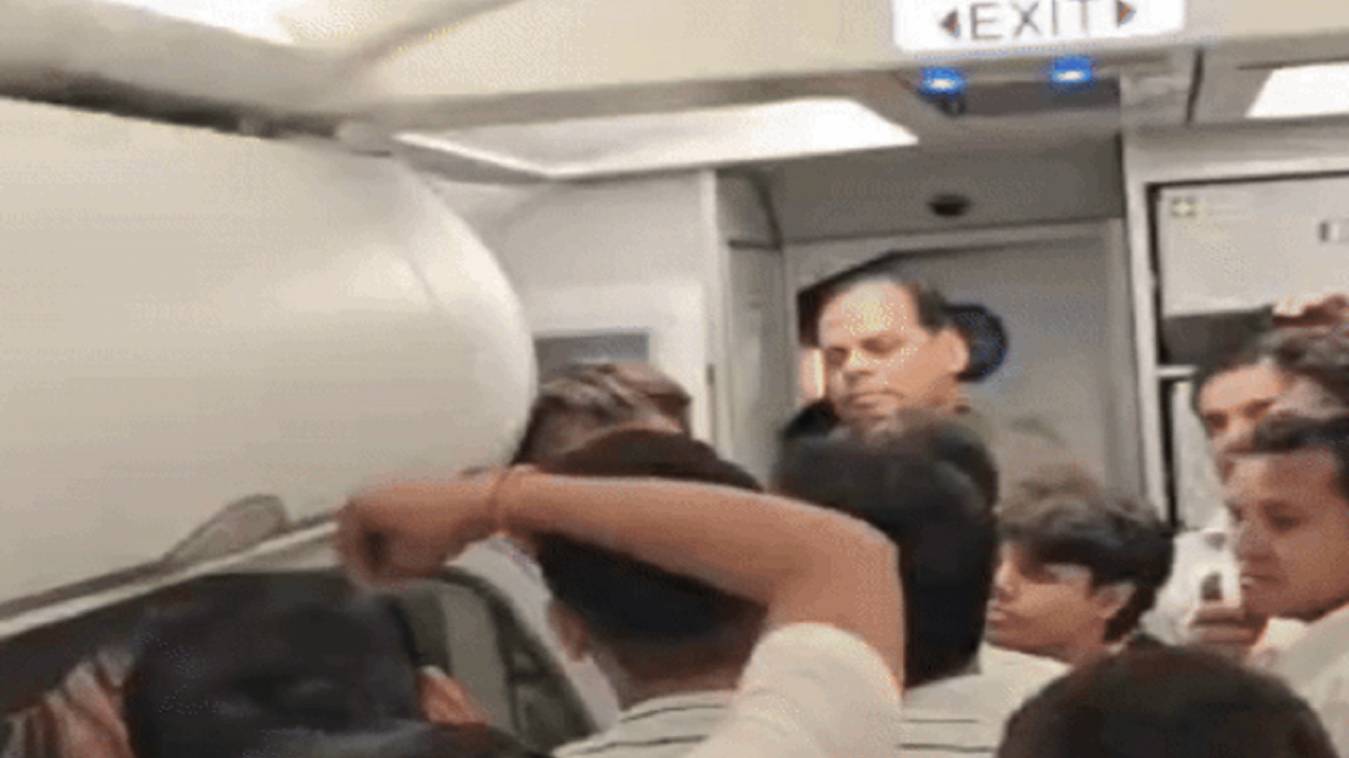 अहमदाबाद से वाराणसी आने वाली फ्लाइट तीन घंटे तक नहीं भर सकी उड़ान, फंसे यात्रियों ने किया हंगामा