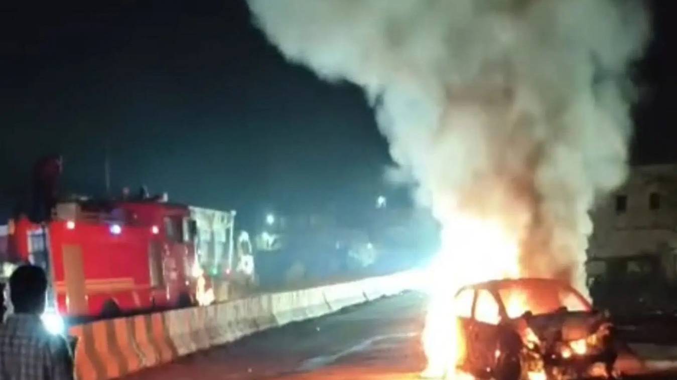 खड़े ट्रक से टकराने के बाद कार बनी आग का गोला, दो घंटे आवागमन रहा बाधित