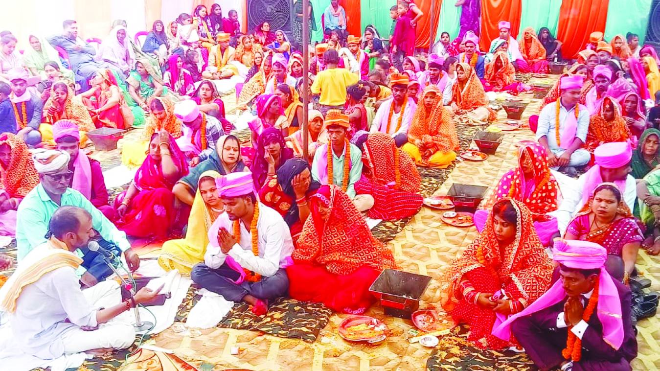 मुख्यमंत्री सामूहिक विवाह : एक दूसरे के हुए 20 जोड़े 