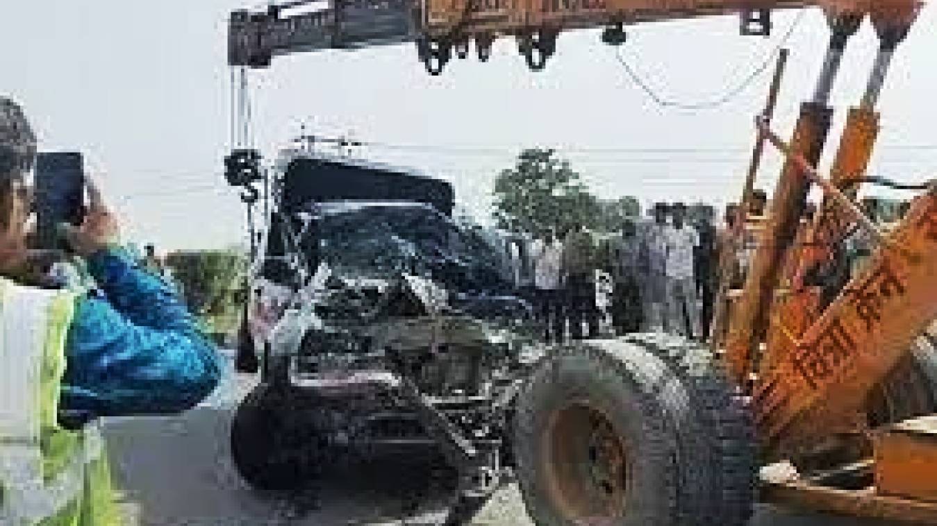 खड़े कैंटर से टकराई पुलिस की गाड़ी, पुलिस  और अपराधी सहित 5 की मौत