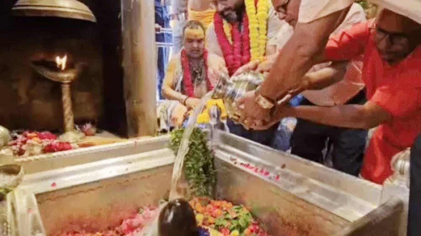 बाबा विश्वनाथ से राष्ट्र सुरक्षा की प्रार्थना:  मंदिर में गूंजे जयकारे