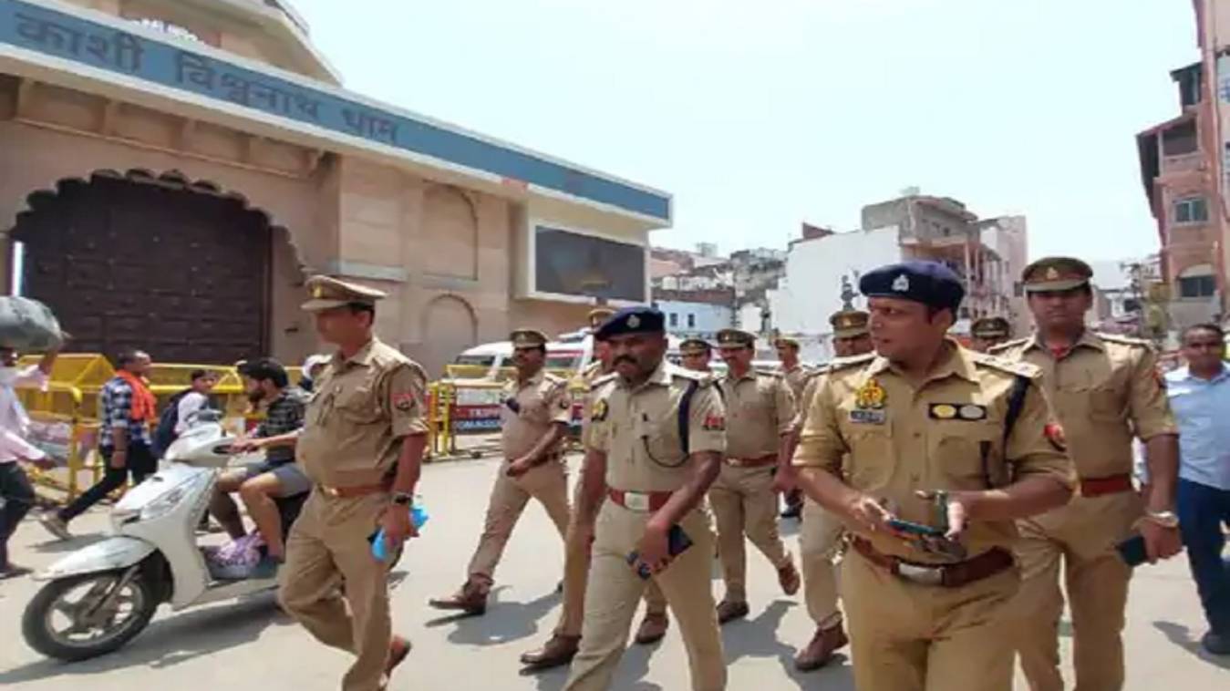 वाराणसी में सड़क पर उतरी पुलिस: कड़ी सुरक्षा के बीच नमाजियों ने अदा की जुमे की नमाज़, भारतीय सेना के लिए मांगी गई दुआ