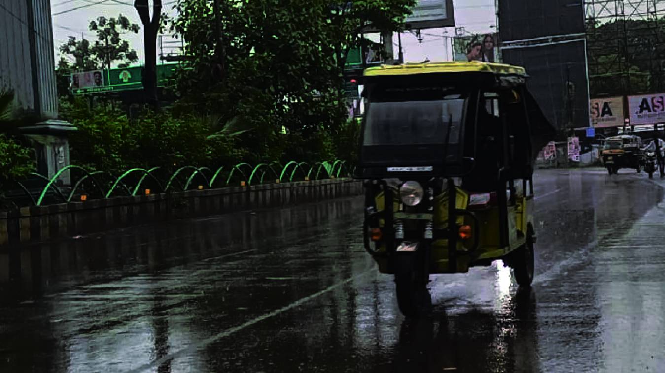 वाराणसी में मौसम की आंख मिचौली : दिन का पारा 40 के पार तो रात में बारिश से लुढ़कर 21.3 डिग्री