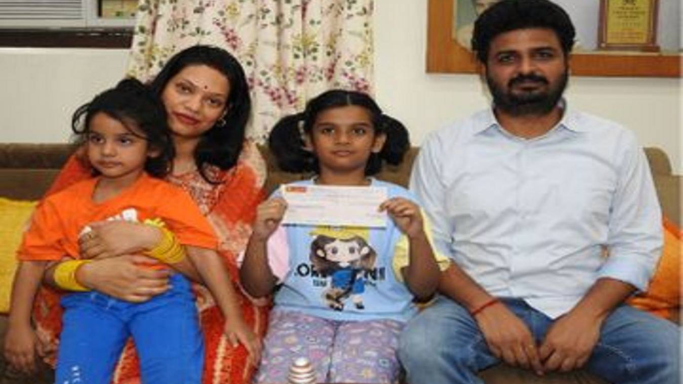 गोरखपुर की नन्हीं मानवी ने पीएम रिलीफ फंड में किए दान, बोला- 'पापा नहीं चाहिए खिलौने और कपड़े, सेना को दूंगी गुल्लक के पैसे 