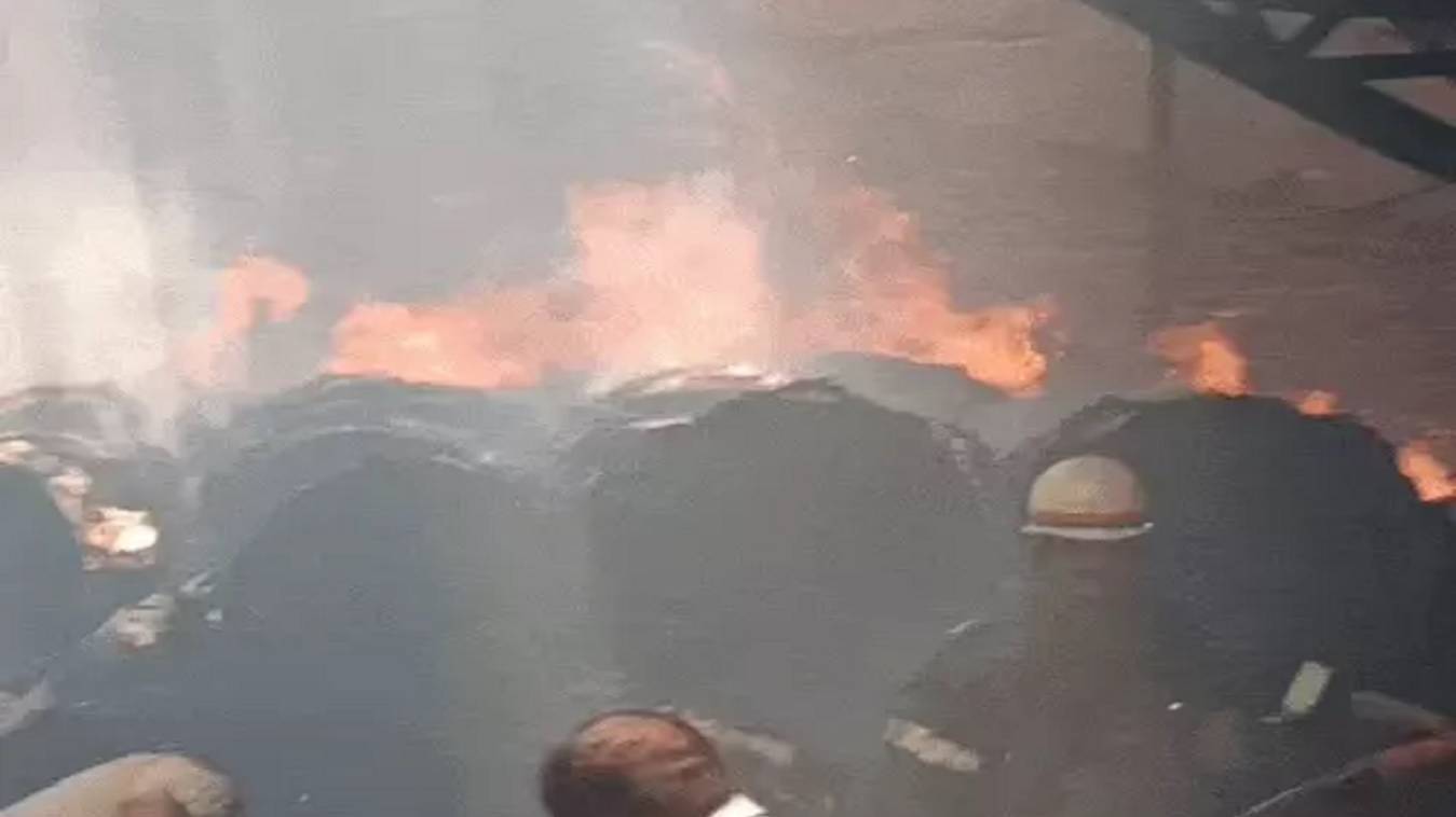 Varanasi:  कोहिनूर प्रिंटर्स  के गोदाम में शार्ट-सर्किट से लगी आग, गैस सिलेंडर फटने से मचा हड़कंप