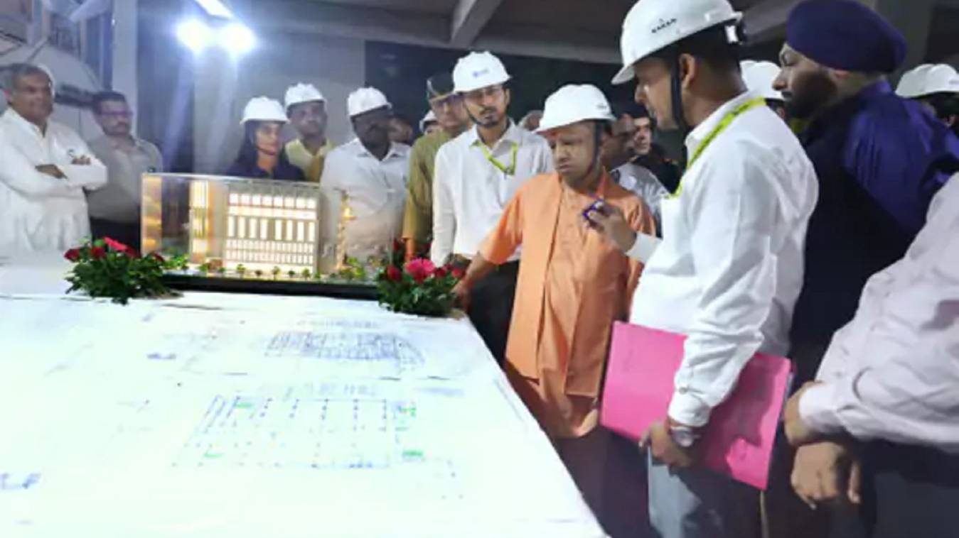 BHU में बन रहा देश का तीसरा फॉर एजिंग सेंटर का सीएम योगी ने किया निरीक्षण, कार्यो में गुणवत्ता की दी हिदायत 