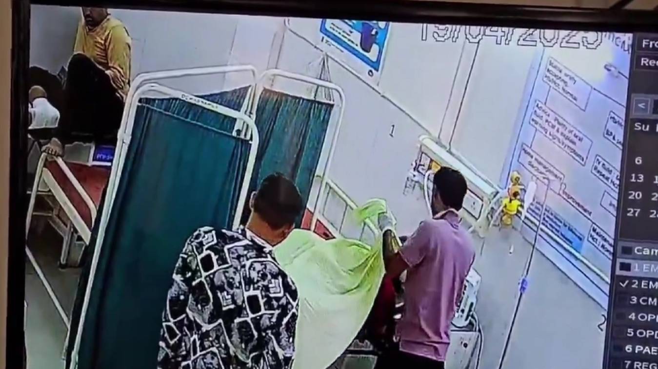 Varanasi में एक नामी अस्पताल के कर्मचारी का गंदा कारनामा, शव से चुराए सोने के इतने कंगन, ऐसी खुली पोल तो पुलिस ने किया गिरफ्तार