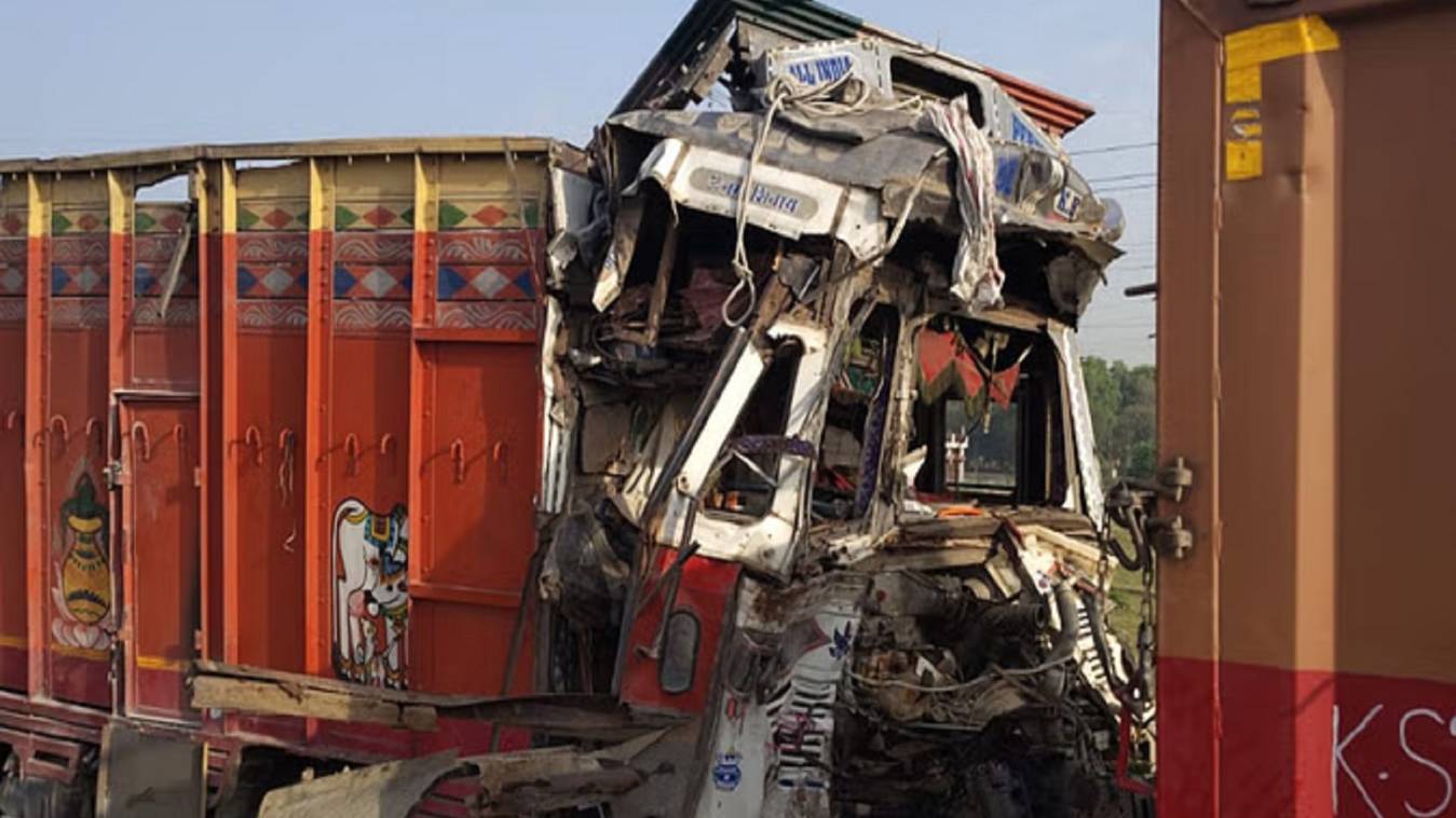 वाराणसी- गाजीपुर हाईवे पर खड़े ट्रक में पीछे से दूसरे ट्रक की भिड़ंत, चालक  घायल  