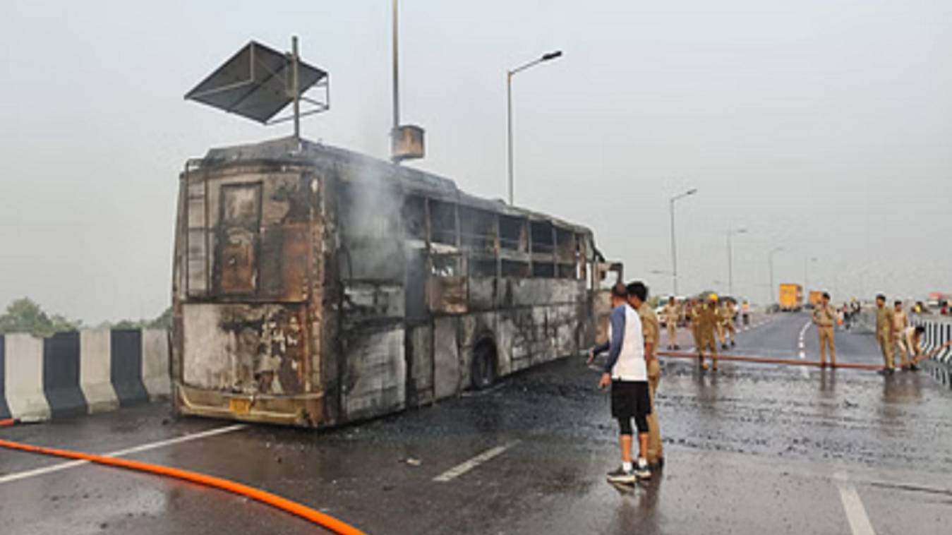 लखनऊ में दर्दनाक हादसा: बिहार से दिल्ली जा रही स्लीपर बस में लगी भीषण आग, जिंदा जले 5 यात्री, कई घायल
