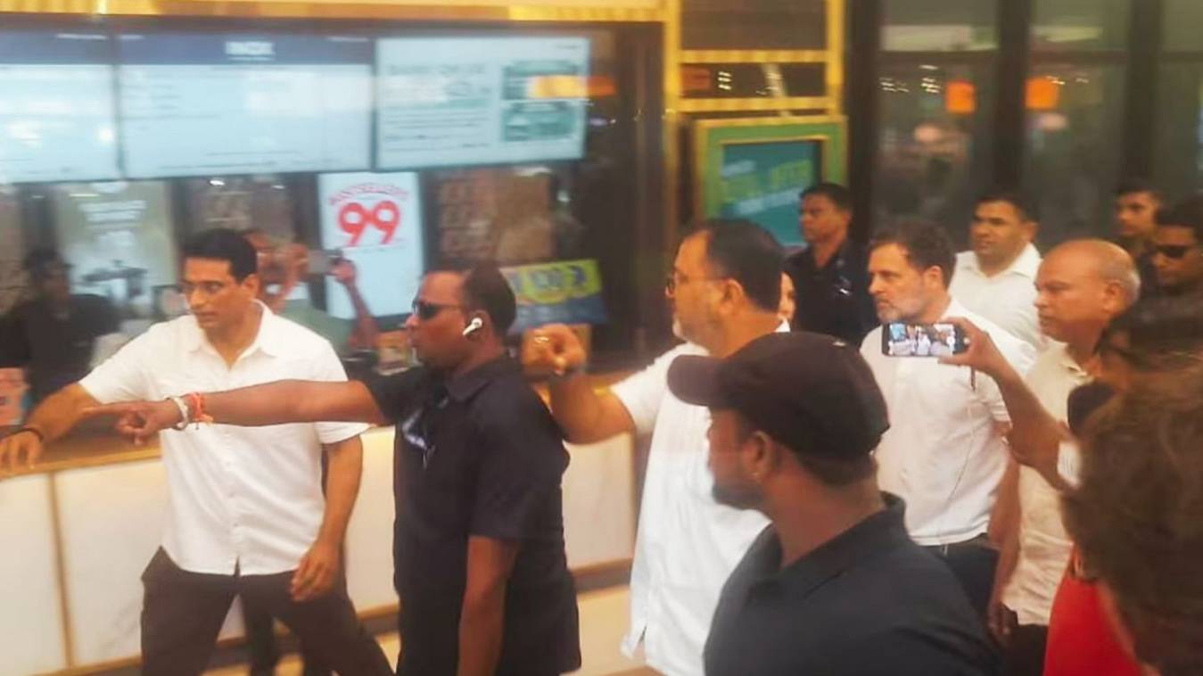 पटना में 400 लोगों के साथ 'फुले' मूवी देख रहे राहुल गांधी, एंट्री नहीं मिलने पर कांग्रेसियों ने किया हंगामा  