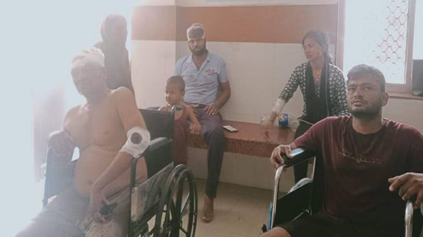 मोटरसाइकिल हटाने के विवाद में जमकर चले लाठी डंडे, किसी फूटा सिर तो किसी के टूटे हाथ 