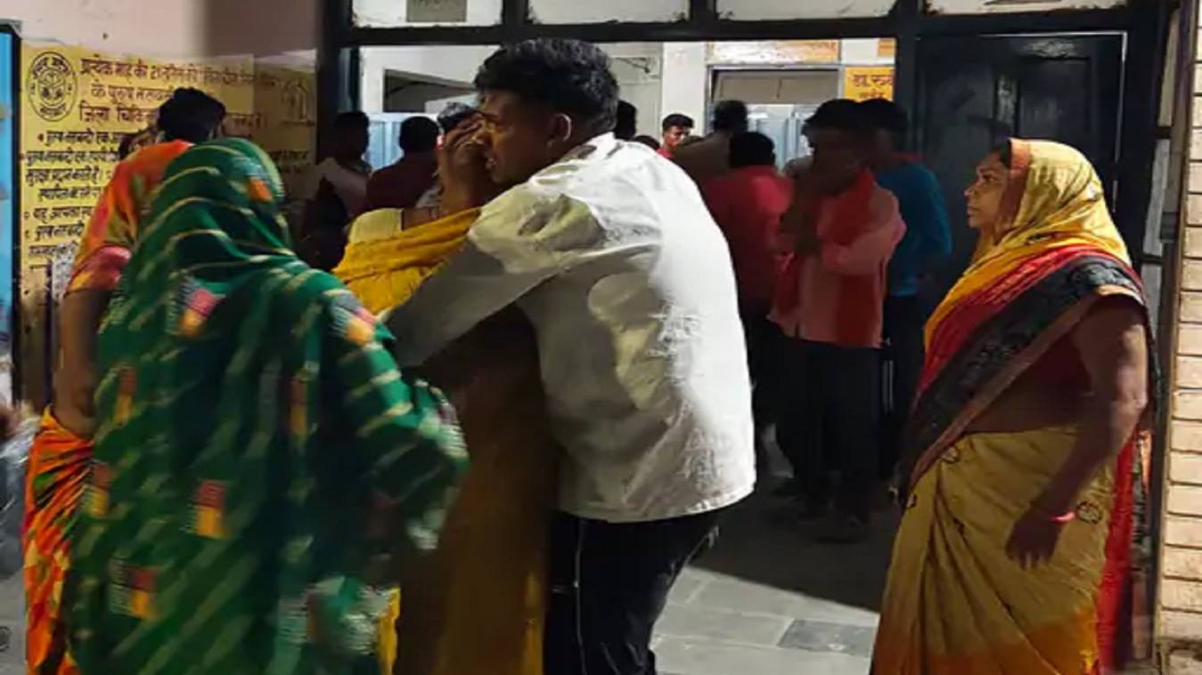  सिकंदरपुर में सड़क हादसे में मिस्त्री की मौत, बेटा शव से लिपटकर रट हुए बोला- पापा, मुझे भी साथ ले चलो