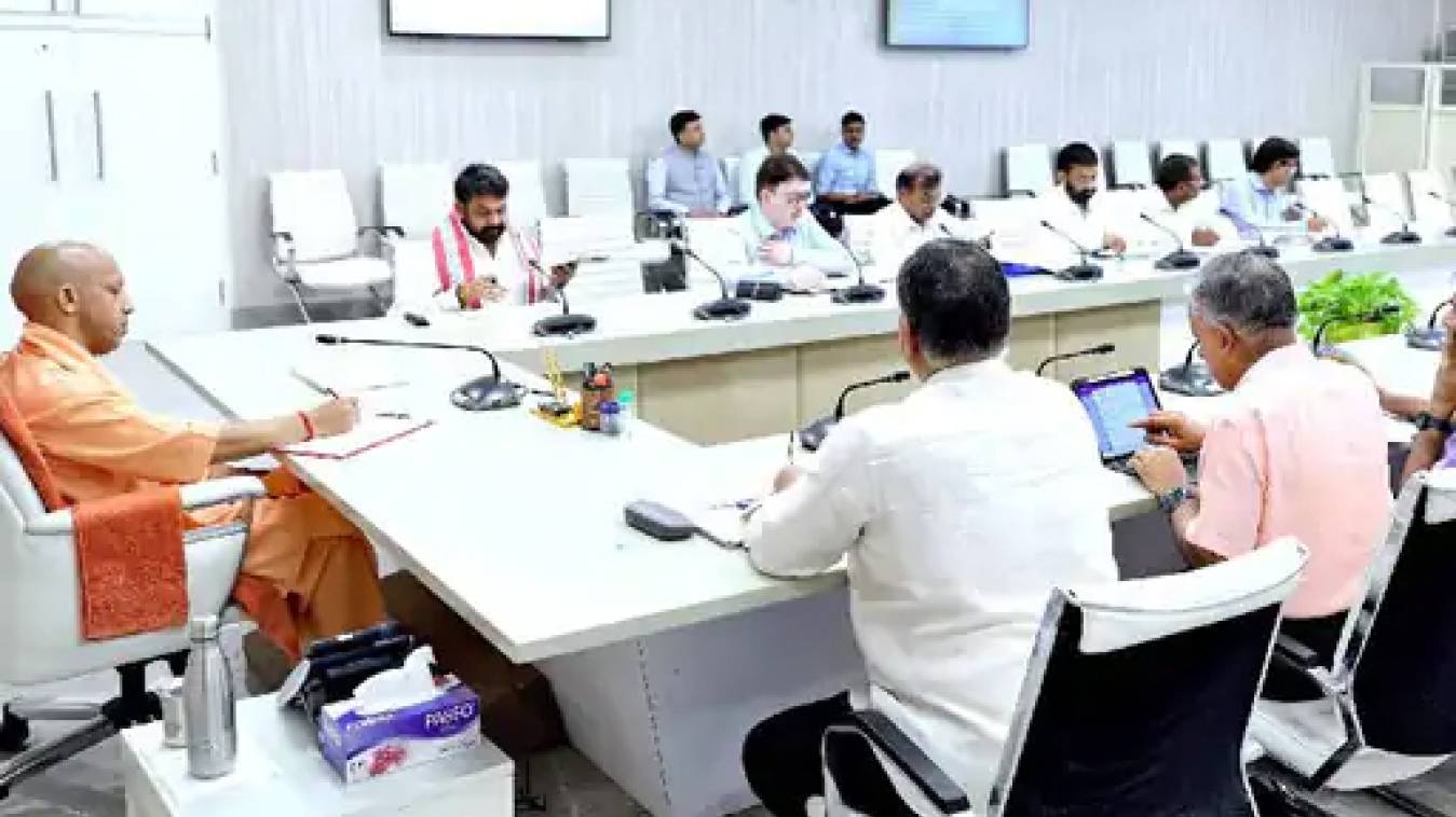 यूपी के हर मंडल में हों आयुष महाविद्यालय, एक ही जगह मिले सभी पद्धतियों की दवाएं: CM योगी के निर्देश