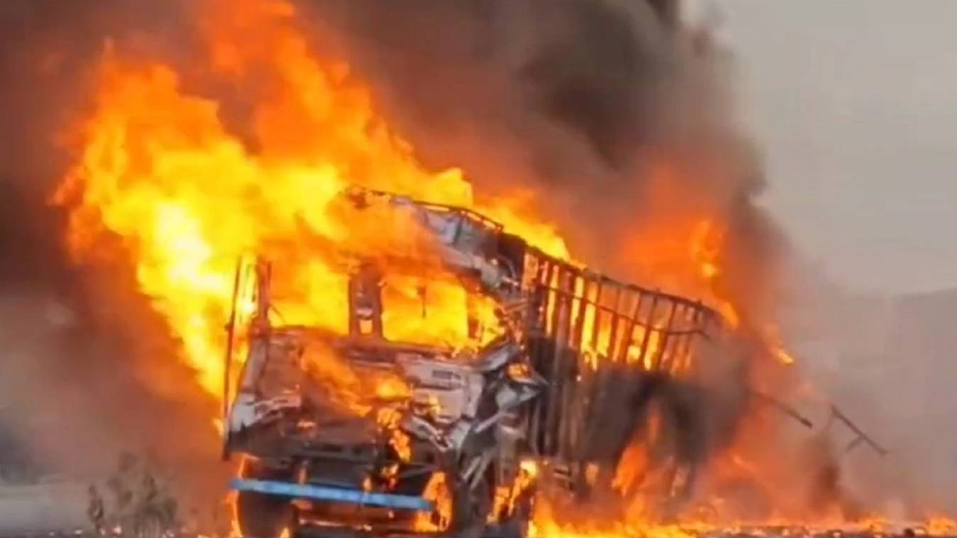 आगरा में दर्दनाक हादसा, ट्रक और कैंटर की टक्कर में दोनों वाहनों में आग लगी, जिंदा जला चालक