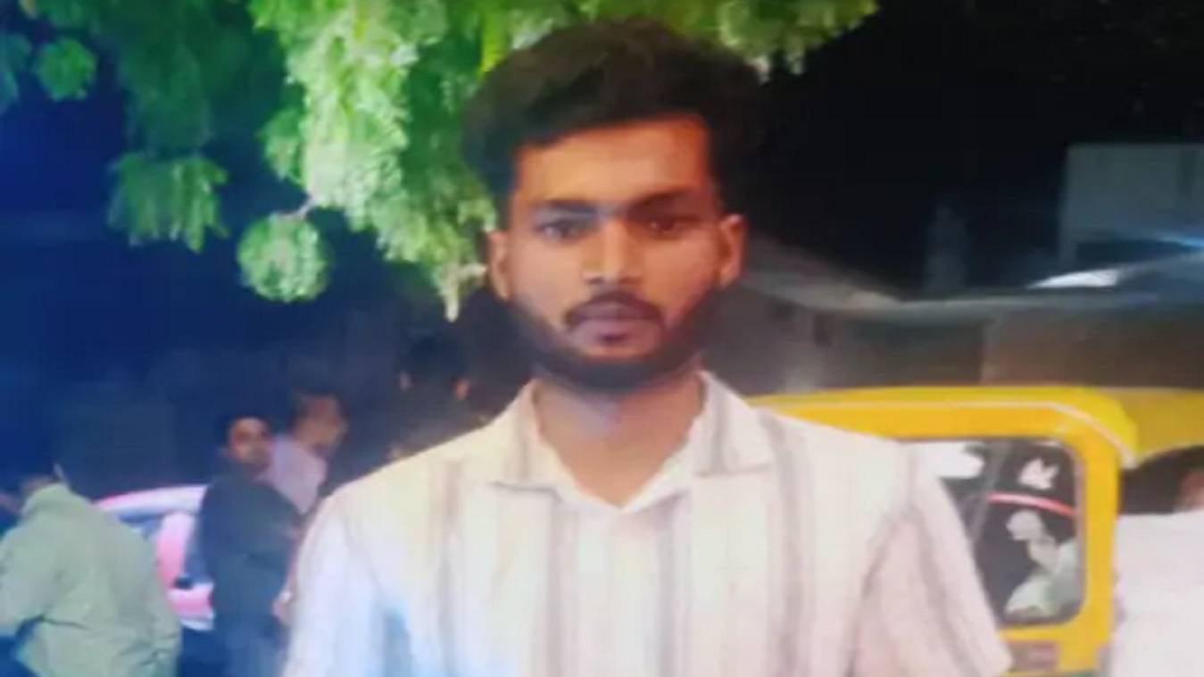   Varanasi: पुलिस लाइन में करंट की चपेट में आने से बिजली कर्मी की मौत, अचानक चालू हो गई बिजली