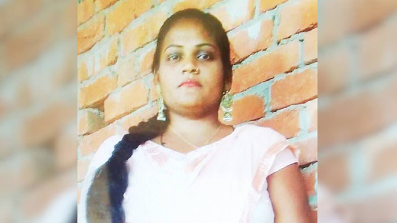 बाइक सवार महिला को ट्रक ने कुचला, मौत