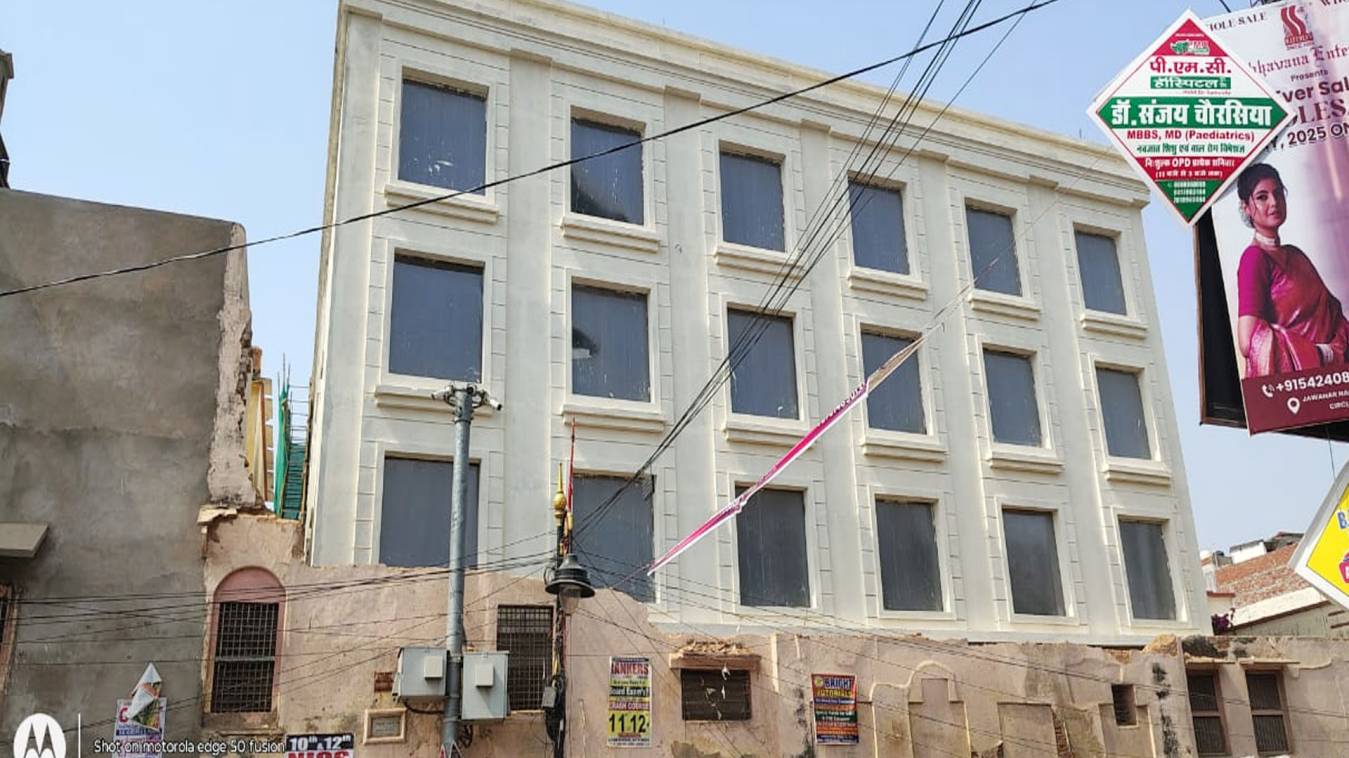 ... और देखते ही देखते दुर्गाकुंड के तट पर खड़ी हो गई अवैध आलिशान इमारत 