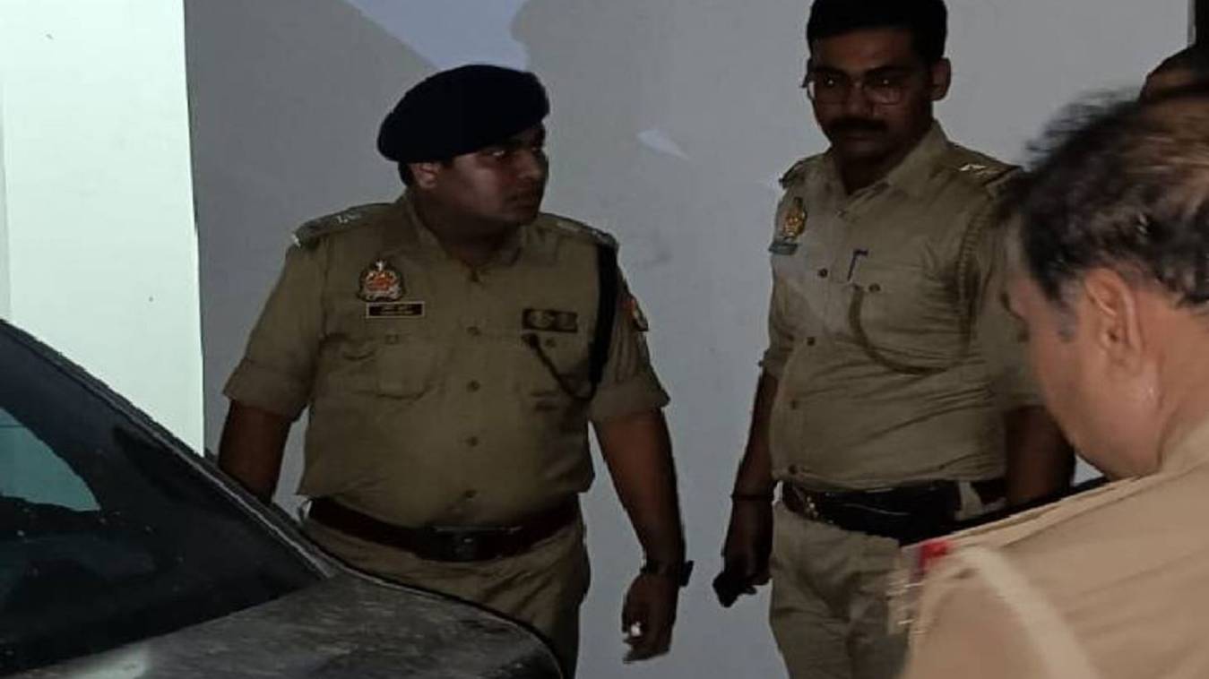 वाराणसी में शराब पीने और जुआ खेलने के विवाद में दोस्त की पीटकर हत्या, कार से शव लेकर भाग रहे थे आरोपित, पुलिस ने दबोचा 